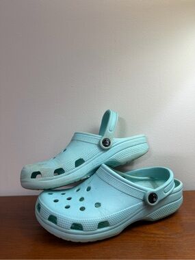 Crocs Women 7 Men 5 Sandals Aqua Blue Clogs Pool Beach Summer Everyday Wear